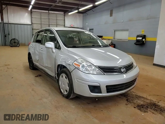 2009 Nissan Versa S z VIN 3N1BC13E19L388906, wystawiony jako Copart lot #53181175 z przebiegiem 52 493 mil mil oraz Szkoda całkowita • Salvage title. Historia ofert i sprzedaży dostępna na DreamBid. Obrazek 10.