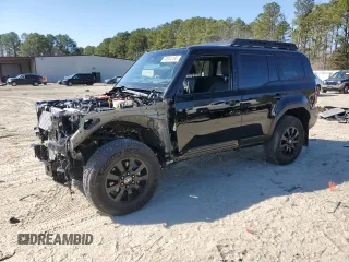 2024 Toyota Land Cruiser z VIN JTEABFAJ5RK002588, wystawiony jako Copart lot #45684165 z przebiegiem 6313 mil mil oraz Szkody całkowita. Historia ofert i sprzedaży dostępna na DreamBid. Obrazek 1.