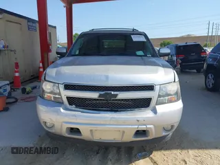 2013 Chevrolet Tahoe LT z VIN 1GNSCBE04DR238222, wystawiony jako IAAI lot #42228643 z przebiegiem 214 525 mil mil oraz . Historia ofert i sprzedaży dostępna na DreamBid. Obrazek 12.