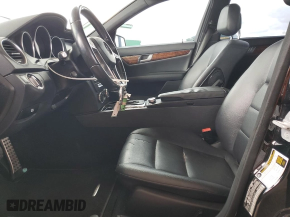 2014 Mercedes-Benz C 250 Sport z VIN WDDGF4HB7EG251001, wystawiony jako Copart lot #55901995 z przebiegiem 128 124 mil mil oraz Czysty tytuł • Clean title. Historia ofert i sprzedaży dostępna na DreamBid. Obrazek 7.
