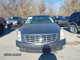 2009 Cadillac DTS 1SA z VIN 1G6KD57Y89U128646, wystawiony jako IAAI lot #40976417 z przebiegiem 167 346 mil mil oraz . Historia ofert i sprzedaży dostępna na DreamBid. Obrazek 6.