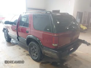 1999 Chevrolet Blazer Trailblazer z VIN 1GNDT13W4X2187490, wystawiony jako IAAI lot #41966073 z przebiegiem 187 604 mil mil oraz . Historia ofert i sprzedaży dostępna na DreamBid. Obrazek 3.