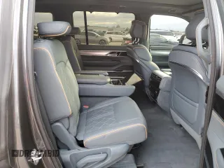 2023 Jeep Grand Wagoneer Series III z VIN 1C4SJVGP5PS512227, wystawiony jako Copart lot #41462895 z przebiegiem Nie podano mil oraz Szkoda całkowita • Salvage title. Historia ofert i sprzedaży dostępna na DreamBid. Obrazek 11.