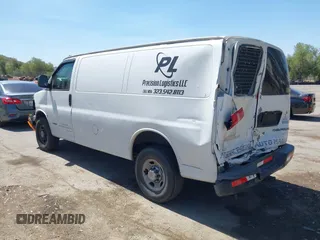 2005 Chevrolet City Express Cargo z VIN 1GCHG35V051250473, wystawiony jako IAAI lot #42316832 z przebiegiem 263 832 mil mil oraz . Historia ofert i sprzedaży dostępna na DreamBid. Obrazek 3.