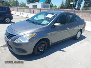 2016 Nissan Versa S z VIN 3N1CN7AP6GL878986, wystawiony jako IAAI lot #42317275 z przebiegiem 124 426 mil mil oraz . Historia ofert i sprzedaży dostępna na DreamBid. Obrazek 2.