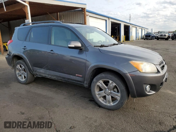 2011 Toyota RAV4 Sport z VIN JTMRK4DV7B5105641, wystawiony jako Copart lot #57443675 z przebiegiem 79 798 mil mil oraz Szkoda całkowita • Salvage title. Historia ofert i sprzedaży dostępna na DreamBid. Obrazek 4.