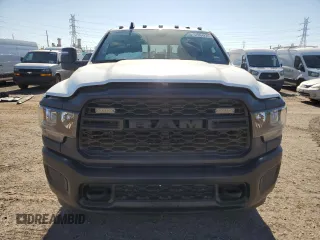 2024 Ram 2500 Tradesman z VIN 3C6UR5CJ4RG228480, wystawiony jako Copart lot #57084275 z przebiegiem 1 014 mil mil oraz Szkoda całkowita • Salvage title. Historia ofert i sprzedaży dostępna na DreamBid. Obrazek 5.