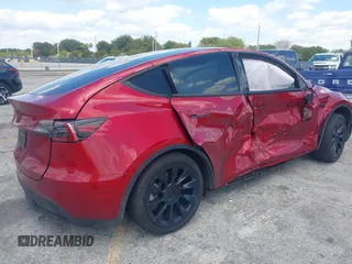 2024 Tesla Model Y с VIN 7SAYGDED7RF045410, выставлен на аукционе IAAI как лот 42000700 с пробегом 13 021 миль миль и . История ставок и продаж доступна на DreamBid. Изображение 4.