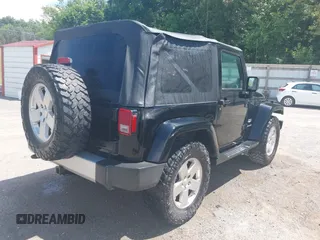 2010 Jeep Wrangler Sahara z VIN 1J4AA5D16AL110711, wystawiony jako IAAI lot #42751095 z przebiegiem 266 079 mil mil oraz . Historia ofert i sprzedaży dostępna na DreamBid. Obrazek 4.