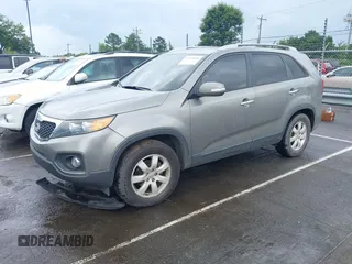 2013 Kia Sorento LX z VIN 5XYKT3A6XDG409434, wystawiony jako IAAI lot #42628868 z przebiegiem 161 972 mil mil oraz . Historia ofert i sprzedaży dostępna na DreamBid. Obrazek 2.