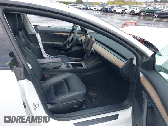 2021 Tesla Model 3 Standard Range Plus z VIN 5YJ3E1EA5MF977437, wystawiony jako IAAI lot #40297512 z przebiegiem 72 039 mil mil oraz . Historia ofert i sprzedaży dostępna na DreamBid. Obrazek 5.