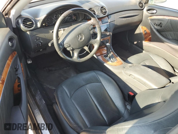 2005 Mercedes-Benz CLK 320 z VIN WDBTJ65J95F147662, wystawiony jako Copart lot #65940304 z przebiegiem 1 523 mil mil oraz Szkoda całkowita • Salvage title. Historia ofert i sprzedaży dostępna na DreamBid. Obrazek 8.