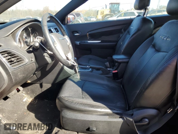 2011 Chrysler 200 Touring z VIN 1C3BC2EG7BN537704, wystawiony jako Copart lot #79815014 z przebiegiem 100 293 mil mil oraz Czysty tytuł • Clean title. Historia ofert i sprzedaży dostępna na DreamBid. Obrazek 7.
