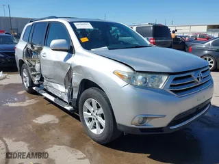 2011 Toyota Highlander with VIN 5TDZK3EH3BS041465, listed as a IAAI auction lot 41709017 with 183,674 mi miles. Bid and sale history available at carsss.com. Image 1.