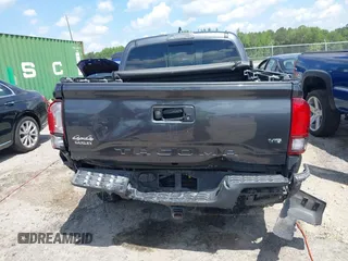2021 Toyota Tacoma SR z VIN 3TMCZ5AN2MM392590, wystawiony jako IAAI lot #42178072 z przebiegiem 42 542 mil mil oraz . Historia ofert i sprzedaży dostępna na DreamBid. Obrazek 16.