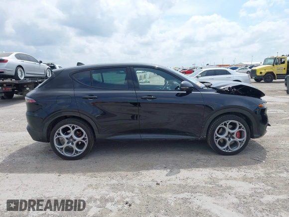 2024 Alfa Romeo Tonale Veloce z VIN ZASPATDW3R3048717, wystawiony jako IAAI lot #41831620 z przebiegiem 6 781 mil mil oraz . Historia ofert i sprzedaży dostępna na DreamBid. Obrazek 13.