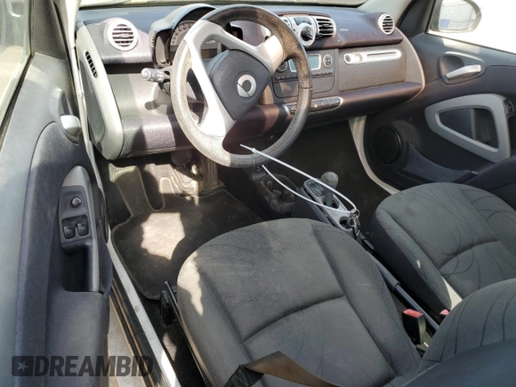 2015 Smart fortwo Passion z VIN WMEEJ3BA8FK800733, wystawiony jako Copart lot #57268944 z przebiegiem Nie podano mil oraz Szkoda całkowita • Salvage title. Historia ofert i sprzedaży dostępna na DreamBid. Obrazek 8.