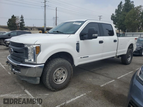 2018 Ford F-250 XL z VIN 1FT7W2BT6JEC26399, wystawiony jako Copart lot #55043405 z przebiegiem 145 554 mil mil oraz Szkoda całkowita • Salvage title. Historia ofert i sprzedaży dostępna na DreamBid. Obrazek 1.