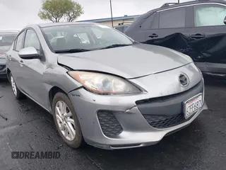 2013 Mazda 3 i Touring z VIN JM1BL1VP9D1776008, wystawiony jako IAAI lot #42185317 z przebiegiem 174 085 mil mil oraz . Historia ofert i sprzedaży dostępna na DreamBid. Obrazek 1.