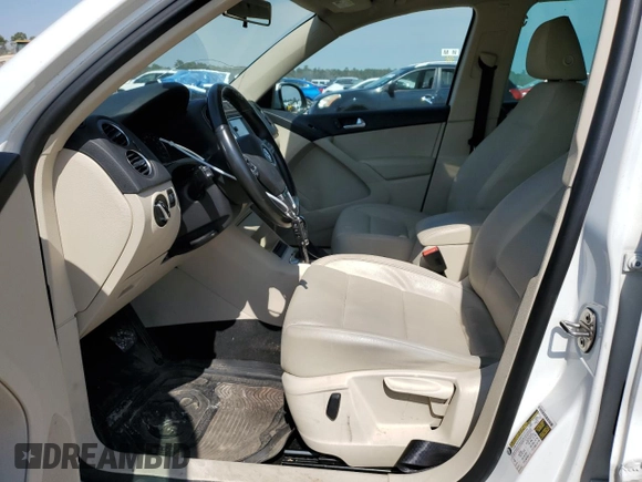 2012 Volkswagen Tiguan SE z VIN WVGAV7AX1CW526645, wystawiony jako Copart lot #46944195 z przebiegiem 87 811 mil mil oraz Szkody całkowita. Historia ofert i sprzedaży dostępna na DreamBid. Obrazek 7.