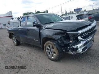 2021 Ram 1500 Big Horn z VIN 1C6RREBG6MN709147, wystawiony jako IAAI lot #42592045 z przebiegiem 150 135 mil mil oraz . Historia ofert i sprzedaży dostępna na DreamBid. Obrazek 1.