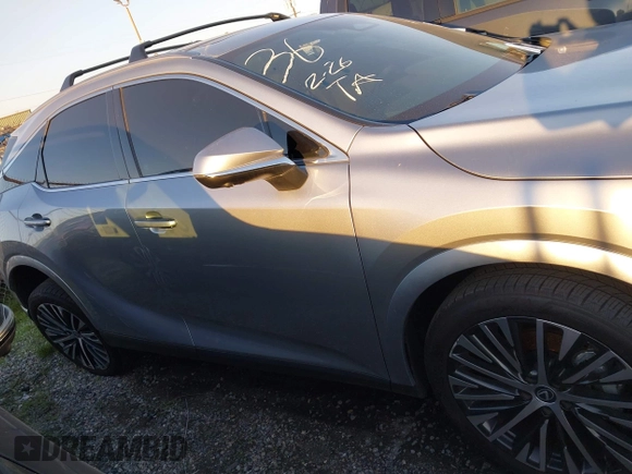 2024 Lexus RX 350h z VIN 2T2BBMCAXRC036064, wystawiony jako IAAI lot #41344207 z przebiegiem 9389 mil mil oraz . Historia ofert i sprzedaży dostępna na DreamBid. Obrazek 14.