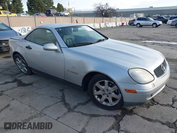 1998 Mercedes-Benz SLK 230/320 z VIN WDBKK47F1WF046560, wystawiony jako IAAI lot #41831678 z przebiegiem 179 494 mil mil oraz . Historia ofert i sprzedaży dostępna na DreamBid. Obrazek 1.