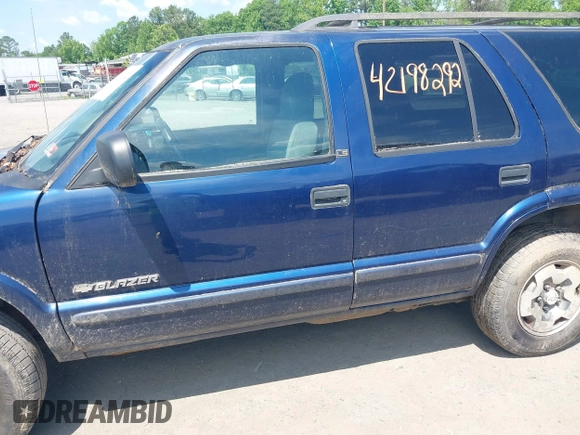 2002 Chevrolet Blazer LS z VIN 1GNDT13WX2K101236, wystawiony jako IAAI lot #42198292 z przebiegiem 193 731 mil mil oraz . Historia ofert i sprzedaży dostępna na DreamBid. Obrazek 6.