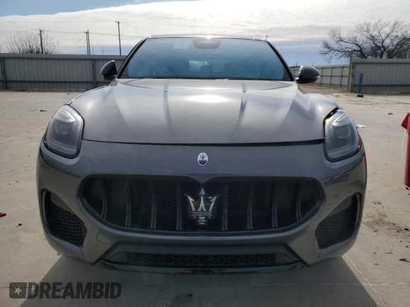 2023 Maserati Grecale Modena z VIN ZN682AVM8P7434729, wystawiony jako Copart lot #88773195 z przebiegiem Nie podano mil oraz Szkody całkowita. Historia ofert i sprzedaży dostępna na DreamBid. Obrazek 5.
