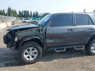2018 Toyota 4Runner SR5 z VIN JTEBU5JR7J5490718, wystawiony jako IAAI lot #42551721 z przebiegiem 111 237 mil mil oraz . Historia ofert i sprzedaży dostępna na DreamBid. Obrazek 6.