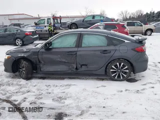 2024 Honda Civic EX-L z VIN 19XFL1H7XRE000407, wystawiony jako IAAI lot #41331186 z przebiegiem 22 764 mil mil oraz . Historia ofert i sprzedaży dostępna na DreamBid. Obrazek 14.