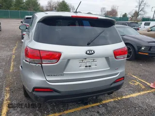 2018 Kia Sorento LX z VIN 5XYPG4A34JG378652, wystawiony jako IAAI lot #41802804 z przebiegiem 178 369 mil mil oraz . Historia ofert i sprzedaży dostępna na DreamBid. Obrazek 16.