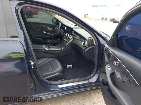 2019 Mercedes-Benz C 300 z VIN 55SWF8DB3KU296007, wystawiony jako IAAI lot #41563261 z przebiegiem 155 185 mil mil oraz . Historia ofert i sprzedaży dostępna na DreamBid. Obrazek 5.
