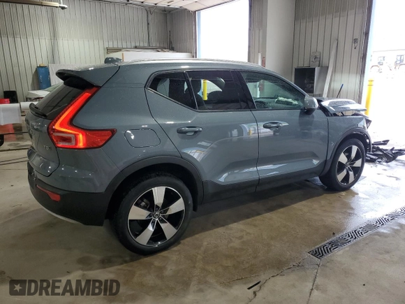 2020 Volvo XC40 Momentum z VIN YV4162UK4L2200587, wystawiony jako Copart lot #55737555 z przebiegiem 32 785 mil mil oraz Szkoda całkowita • Salvage title. Historia ofert i sprzedaży dostępna na DreamBid. Obrazek 3.
