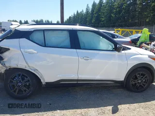 2023 Nissan Kicks SR z VIN 3N1CP5DV3PL539997, wystawiony jako IAAI lot #42352528 z przebiegiem 52 259 mil mil oraz . Historia ofert i sprzedaży dostępna na DreamBid. Obrazek 13.