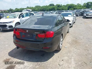 2013 BMW 3 Series 320i xDrive z VIN WBA3C3C50DF980052, wystawiony jako IAAI lot #42577081 z przebiegiem 184 223 mil mil oraz . Historia ofert i sprzedaży dostępna na DreamBid. Obrazek 4.