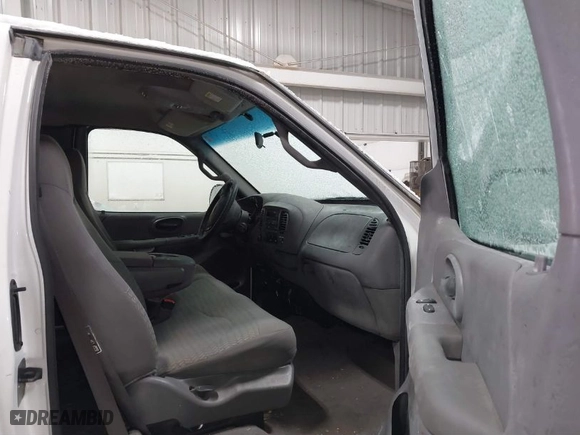 2000 Ford F-150 XL with VIN 1FTRX18L7YNA68432, listed as a IAAI auction lot 41220923 with 203,167 mi miles. Bid and sale history available at carsss.com. Image 5.