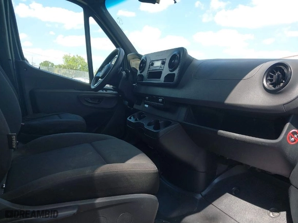 2019 Mercedes-Benz Sprinter Cargo Van with VIN WD4PF1CD6KP128194, listed as a IAAI auction lot 41799320 with 111,189 mi miles. Bid and sale history available at carsss.com. Image 5.