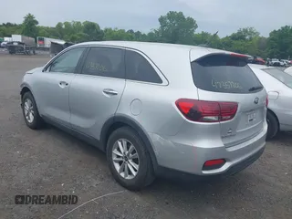 2020 Kia Sorento LX z VIN 5XYPG4A33LG680825, wystawiony jako IAAI lot #42357206 z przebiegiem 88 359 mil mil oraz . Historia ofert i sprzedaży dostępna na DreamBid. Obrazek 3.