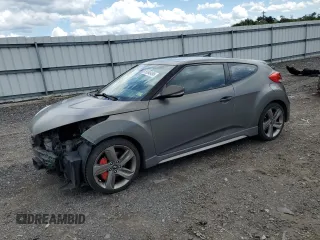 2013 Hyundai Veloster Turbo z VIN KMHTC6AE2DU168170, wystawiony jako Copart lot #55848495 z przebiegiem 130 929 mil mil oraz Czysty tytuł • Clean title. Historia ofert i sprzedaży dostępna na DreamBid. Obrazek 1.