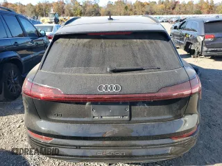 2024 Audi Q8 e-tron Premium Plus z VIN WA15AAGE0RB015202, wystawiony jako Copart lot #76622724 z przebiegiem 10 455 mil mil oraz Szkoda całkowita • Salvage title. Historia ofert i sprzedaży dostępna na DreamBid. Obrazek 6.