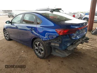 2020 Kia Forte LXS z VIN 3KPF24AD4LE223442, wystawiony jako IAAI lot #42026428 z przebiegiem 81 917 mil mil oraz . Historia ofert i sprzedaży dostępna na DreamBid. Obrazek 3.