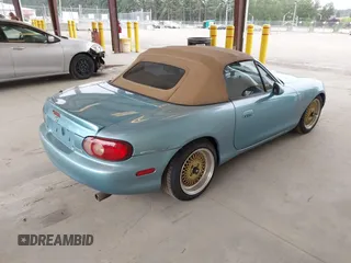 2001 Mazda MX-5 Miata z VIN JM1NB353510200779, wystawiony jako IAAI lot #42479005 z przebiegiem 157 269 mil mil oraz . Historia ofert i sprzedaży dostępna na DreamBid. Obrazek 4.