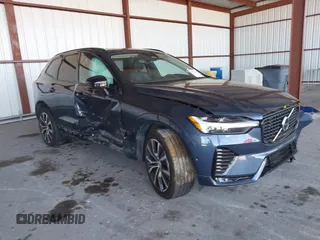 2024 Volvo XC60 Plus Dark Theme z VIN YV4L12RL0R1776605, wystawiony jako IAAI lot #41602834 z przebiegiem 24 634 mil mil oraz . Historia ofert i sprzedaży dostępna na DreamBid. Obrazek 1.