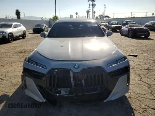 2024 BMW 7 Series 740i z VIN WBA23EH04RCR48184, wystawiony jako Copart lot #69965604 z przebiegiem 5 285 mil mil oraz Szkoda całkowita • Salvage title. Historia ofert i sprzedaży dostępna na DreamBid. Obrazek 5.