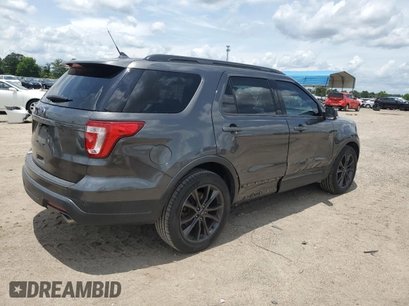 2018 Ford Explorer XLT z VIN 1FM5K7D89JGB42134, wystawiony jako Copart lot #58196355 z przebiegiem 92 873 mil mil oraz Szkoda całkowita • Salvage title. Historia ofert i sprzedaży dostępna na DreamBid. Obrazek 3.