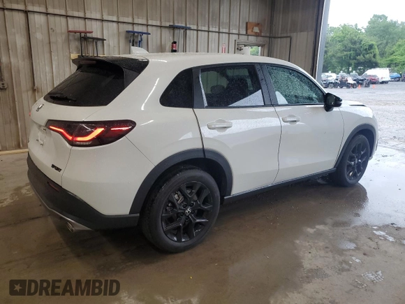 2024 Honda HR-V Sport z VIN 3CZRZ2H5XRM700881, wystawiony jako Copart lot #56660025 z przebiegiem 11 803 mil mil oraz Szkoda całkowita • Salvage title. Historia ofert i sprzedaży dostępna na DreamBid. Obrazek 3.