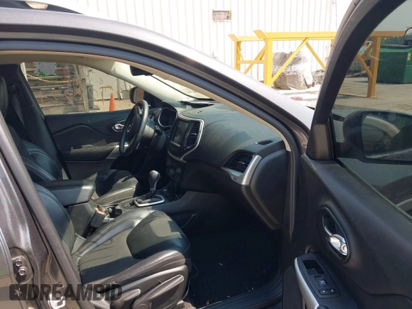 2018 Jeep Cherokee Latitude Plus z VIN 1C4PJMLX7JD515387, wystawiony jako IAAI lot #42459564 z przebiegiem 104 837 mil mil oraz . Historia ofert i sprzedaży dostępna na DreamBid. Obrazek 5.