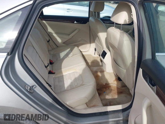 2013 Volkswagen Passat SEL Premium z VIN 1VWCP7A39DC045689, wystawiony jako IAAI lot #41903244 z przebiegiem 199 385 mil mil oraz . Historia ofert i sprzedaży dostępna na DreamBid. Obrazek 8.