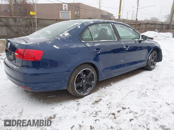 2014 Volkswagen Jetta S z VIN 3VW2K7AJXEM335027, wystawiony jako IAAI lot #41238282 z przebiegiem 157 568 mil mil oraz . Historia ofert i sprzedaży dostępna na DreamBid. Obrazek 4.